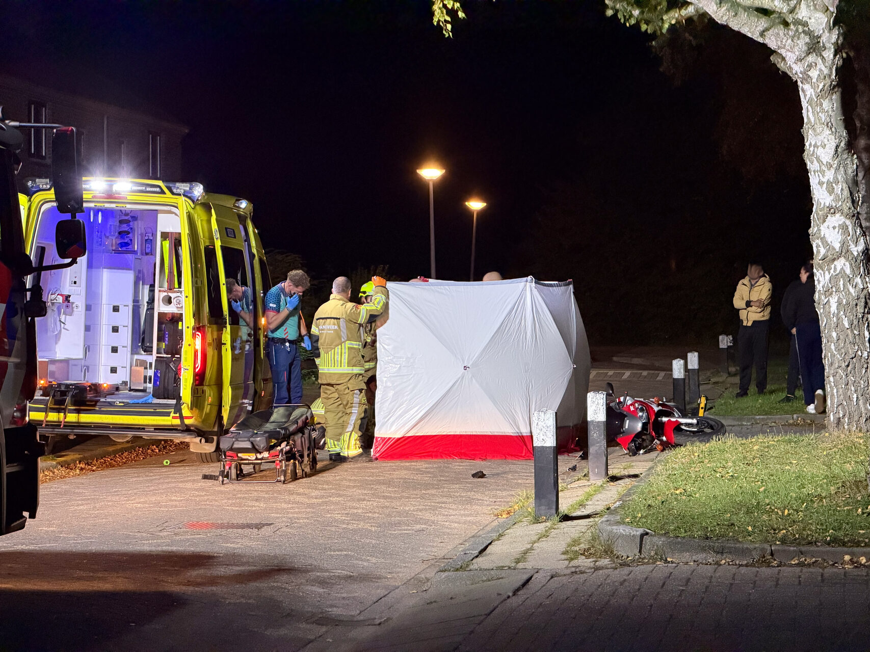 Motorrijder zwaargewond na botsing tegen geparkeerde auto