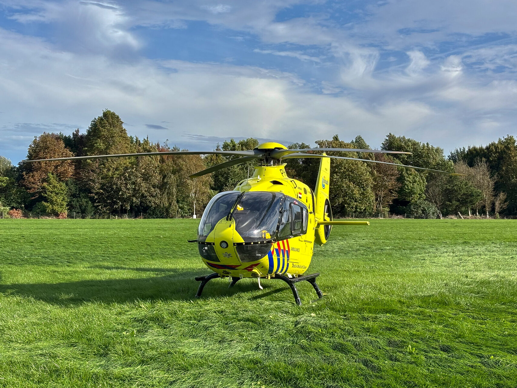Man zwaargewond na val van ladder tijdens werkzaamheden, traumahelikopter ingezet