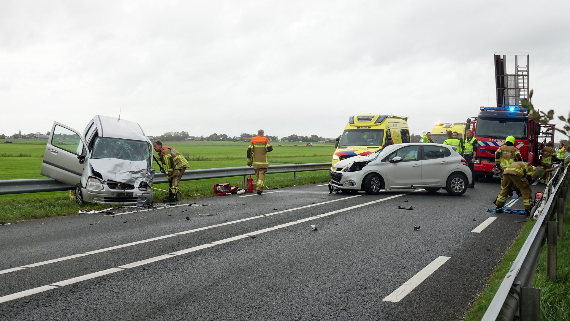 Vier gewonden bij ernstig ongeval op N-weg, traumahelikopter landt op rijbaan
