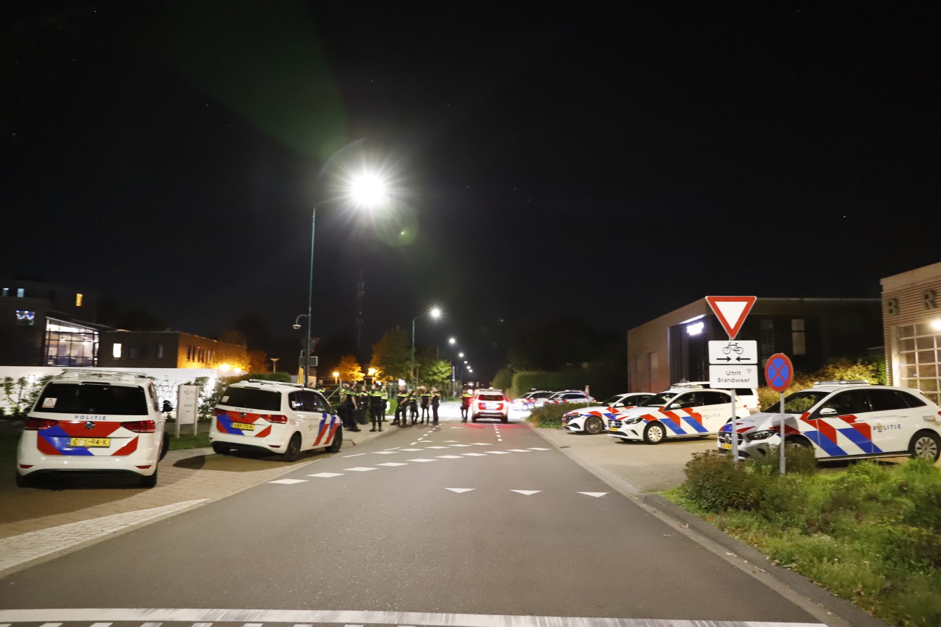Man en vrouw aangehouden na melding van vuurwapen in busje