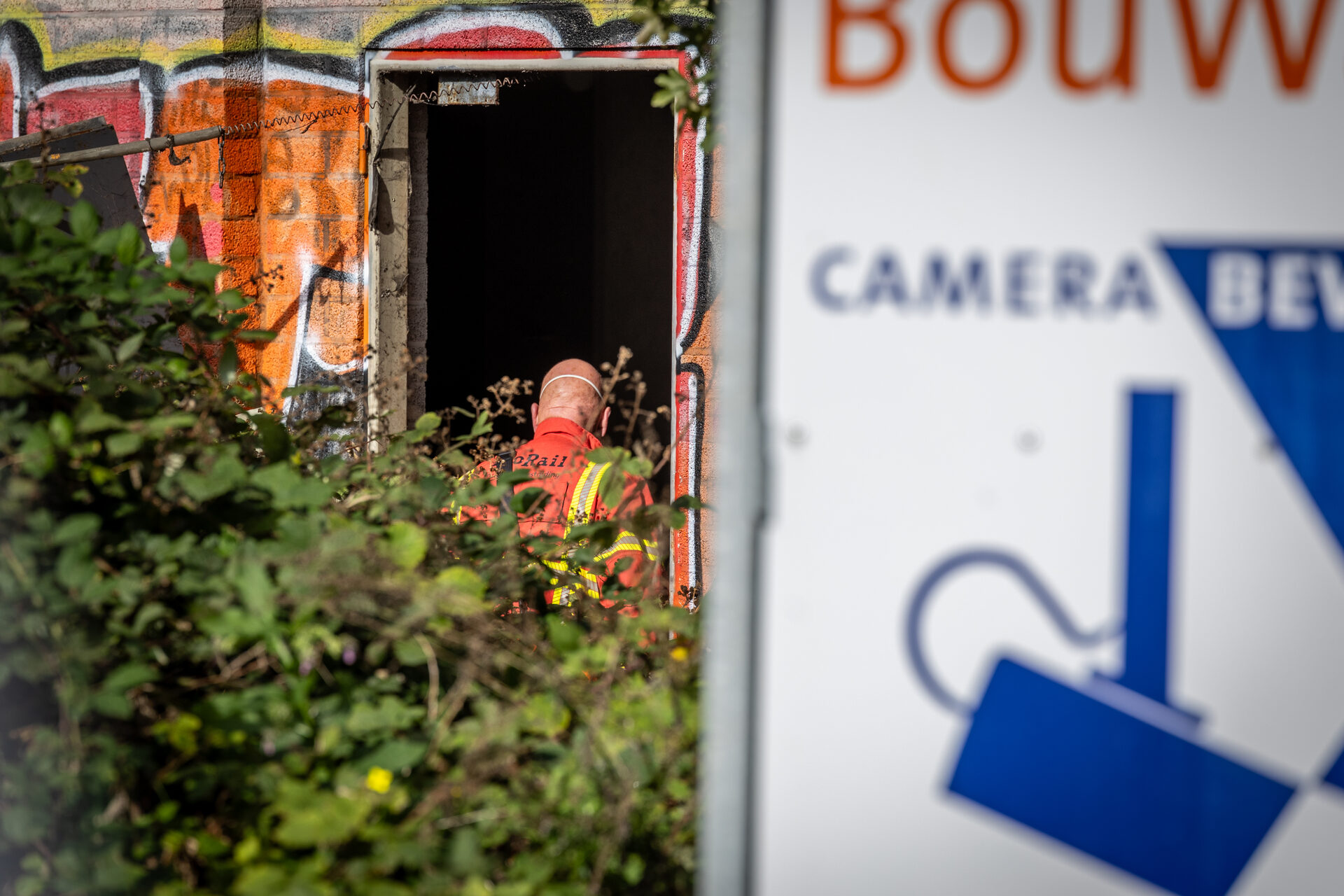 Brandstichting bij spoorbrug legt treinverkeer stil, stremming duurt mogelijk langer
