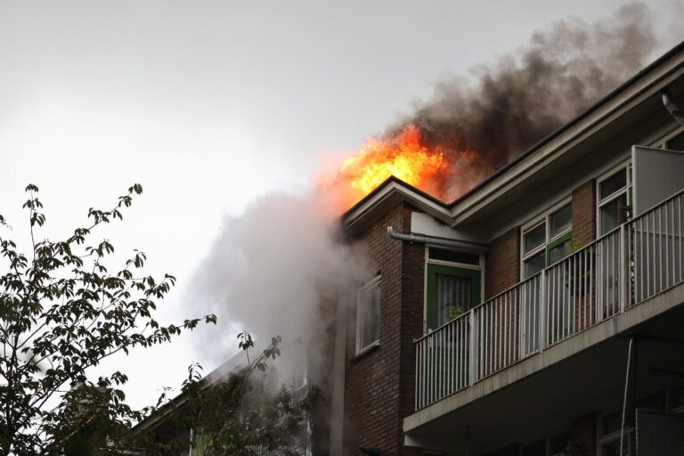 Grote uitslaande brand in appartement, flinke vlammen en rookontwikkeling