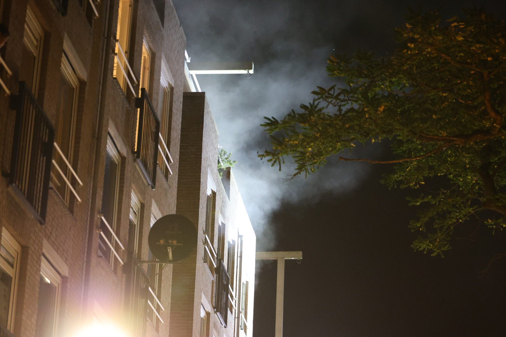 Middelbrand in woning, meerdere personen nagekeken door ambulancepersoneel