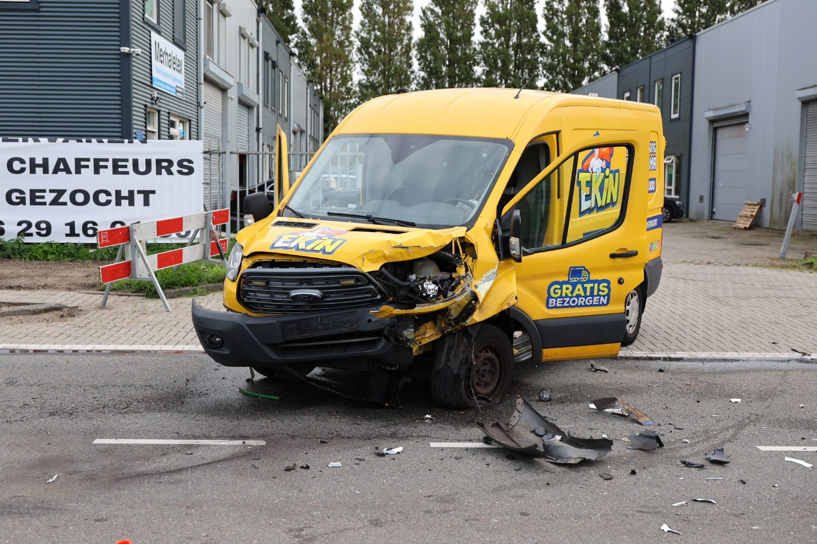 Bestelbus fors beschadigd na botsing met vrachtwagen