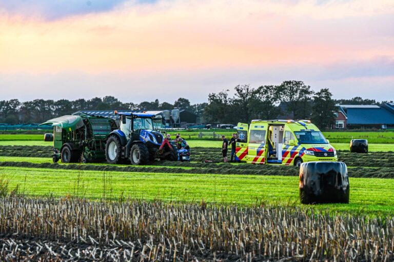 Persoon gewond en bekneld door ongeval met balenpers