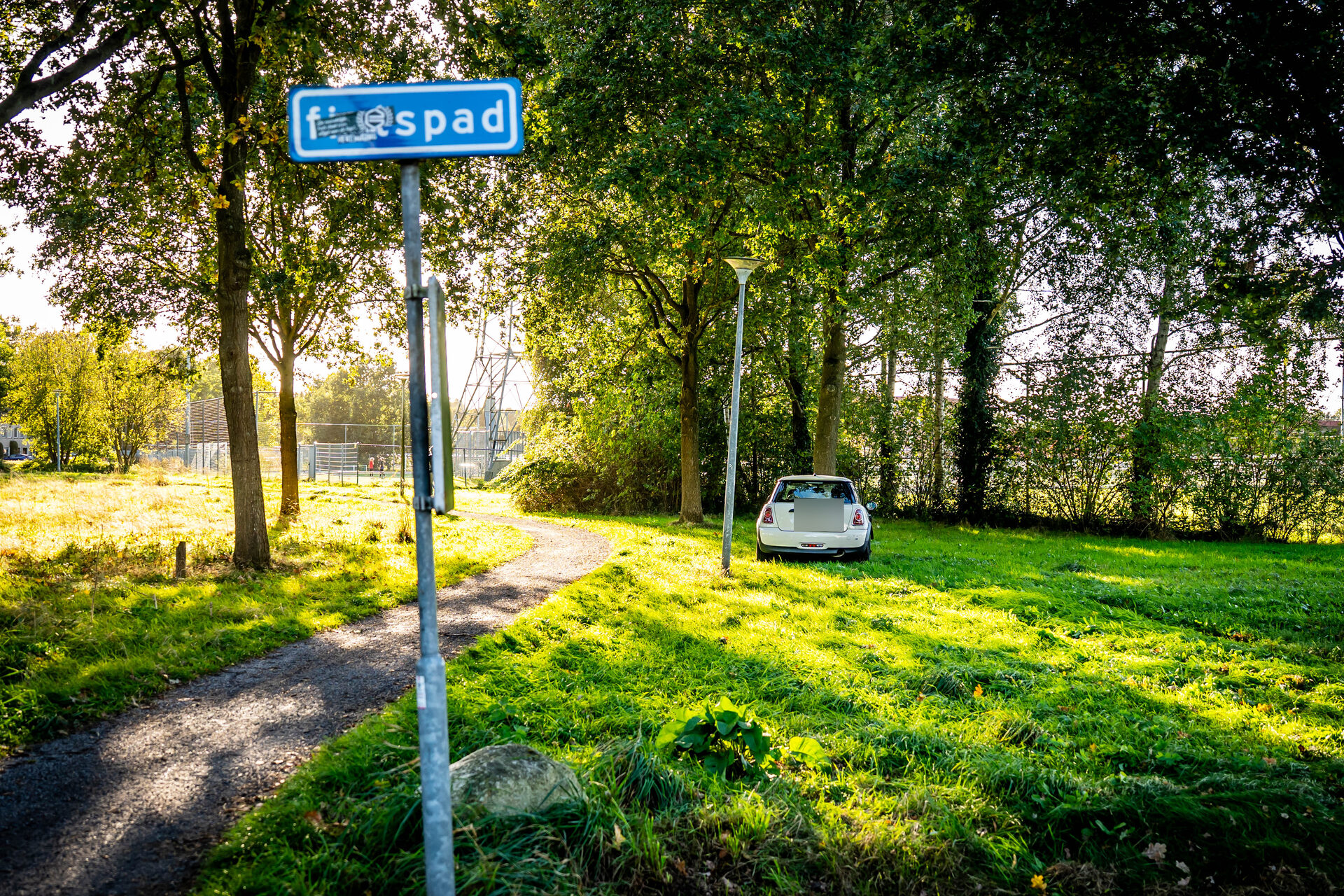 NOORDERNIEUWS_20261008_Kind_rijdt_auto_vanaf_oprit_over_grasveld_en_sloot_tegen_boom_in_Assen_6 - 112 Nederland