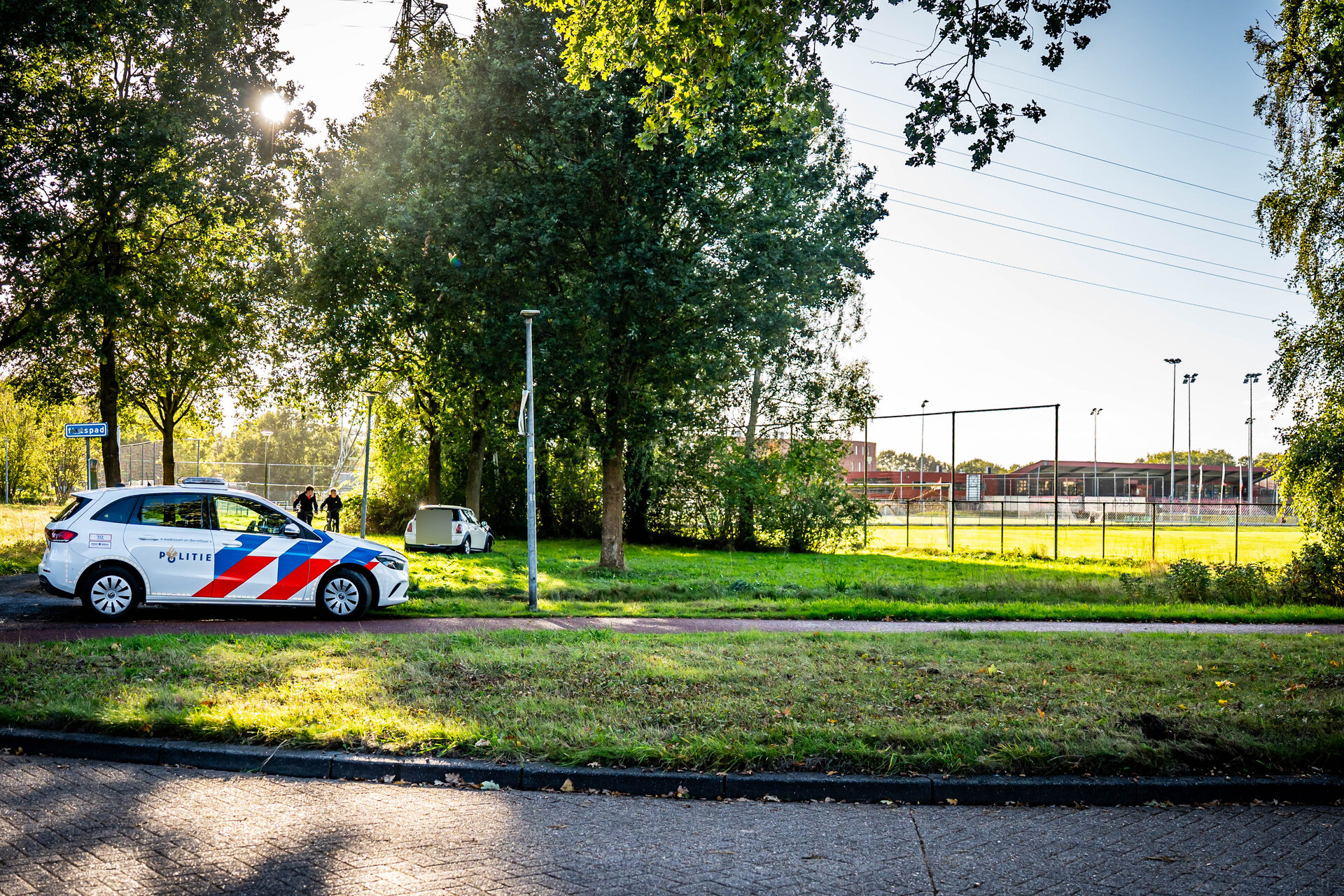 NOORDERNIEUWS_20261008_Kind_rijdt_auto_vanaf_oprit_over_grasveld_en_sloot_tegen_boom_in_Assen_7 - 112 Nederland