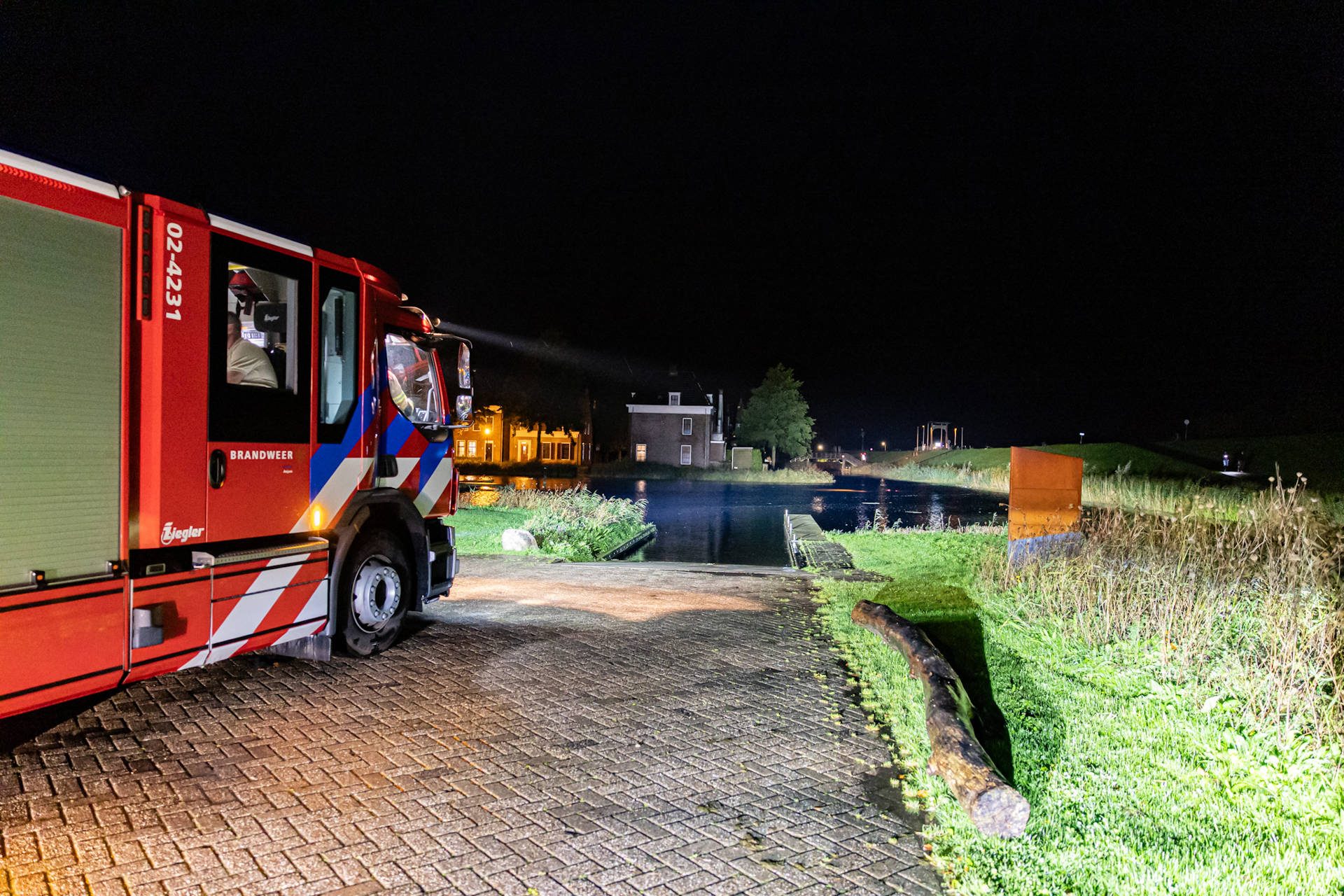NOORDERNIEUWS_20261010_Auto_kopje_onder_op_vakantiepark_Oostmahorn_4 - 112 Nederland