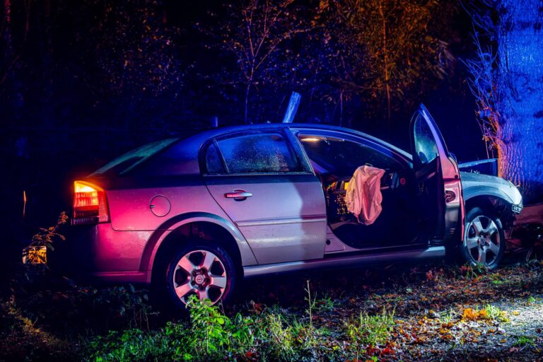 Automobilist onder invloed aangehouden na botsing tegen boom