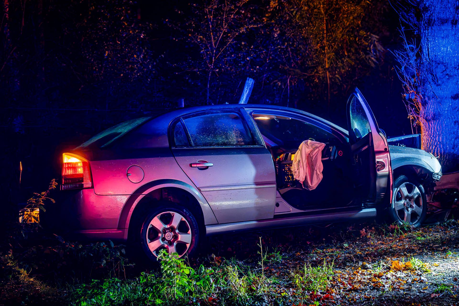 Automobilist onder invloed aangehouden na botsing tegen boom