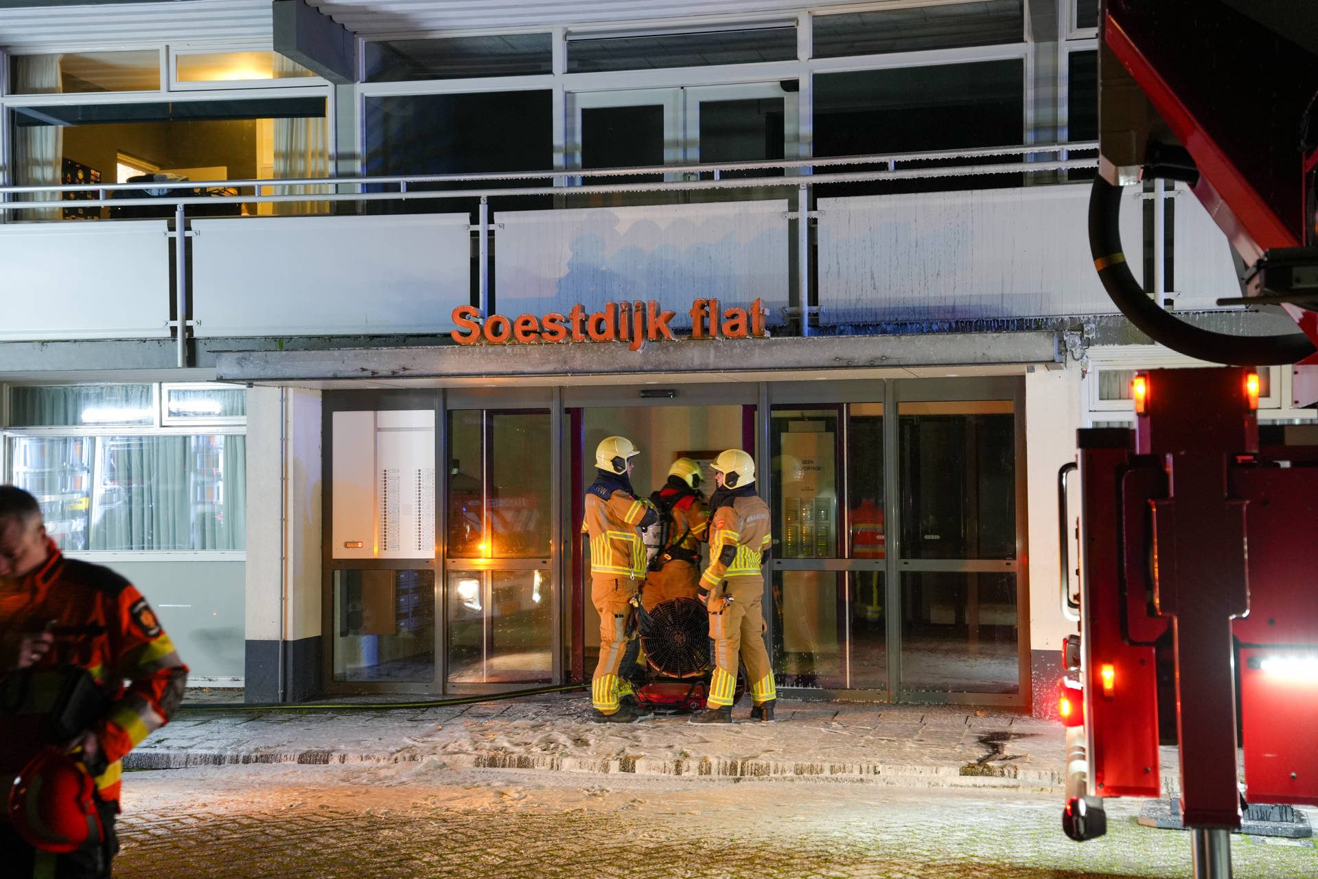 NOORDERNIEUWS_20261011_Uitslaande_brand_bij_flat_in_Leeuwarden_1 - 112 Nederland