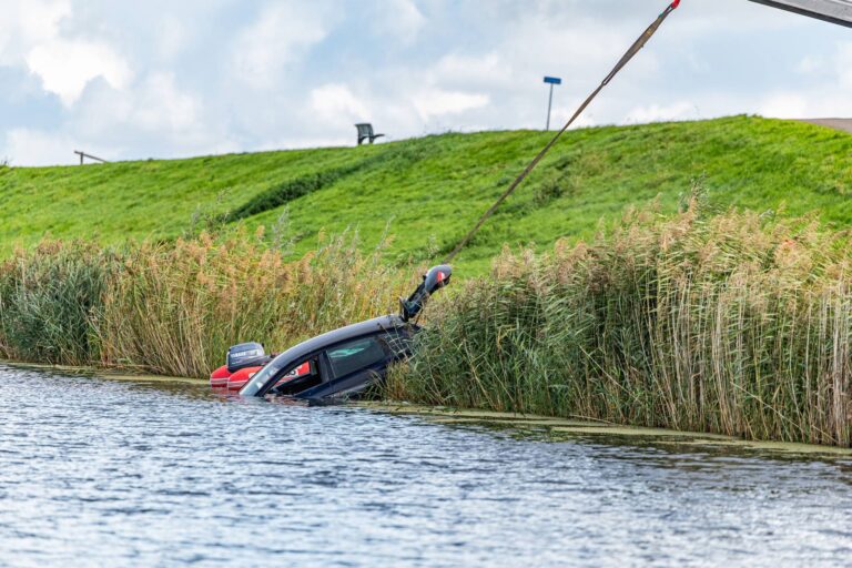 Vrouw rijdt water in bij vakantiepark en ontsnapt zelf via raampje