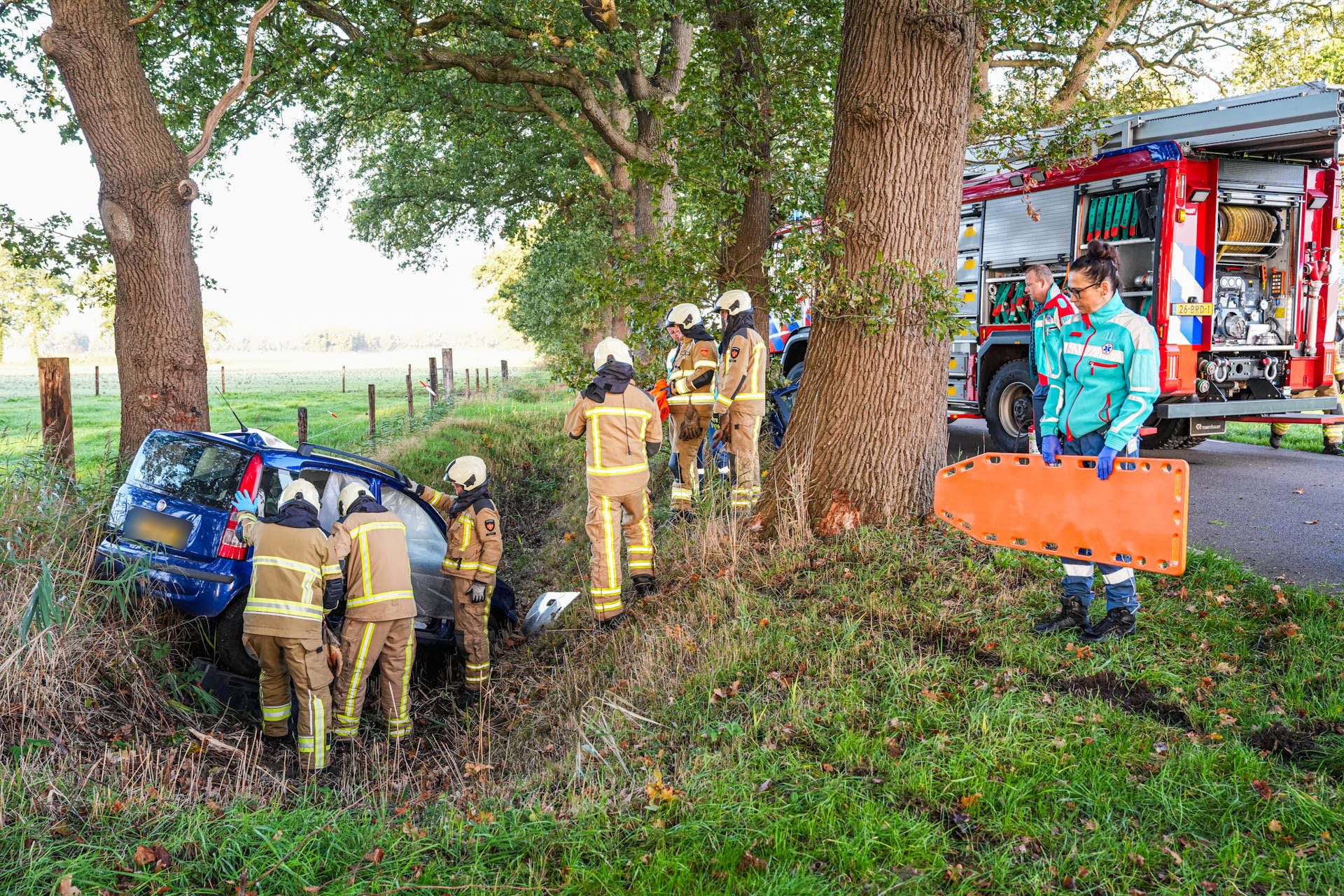 Bestuurster half uur bekneld na botsing tegen boom