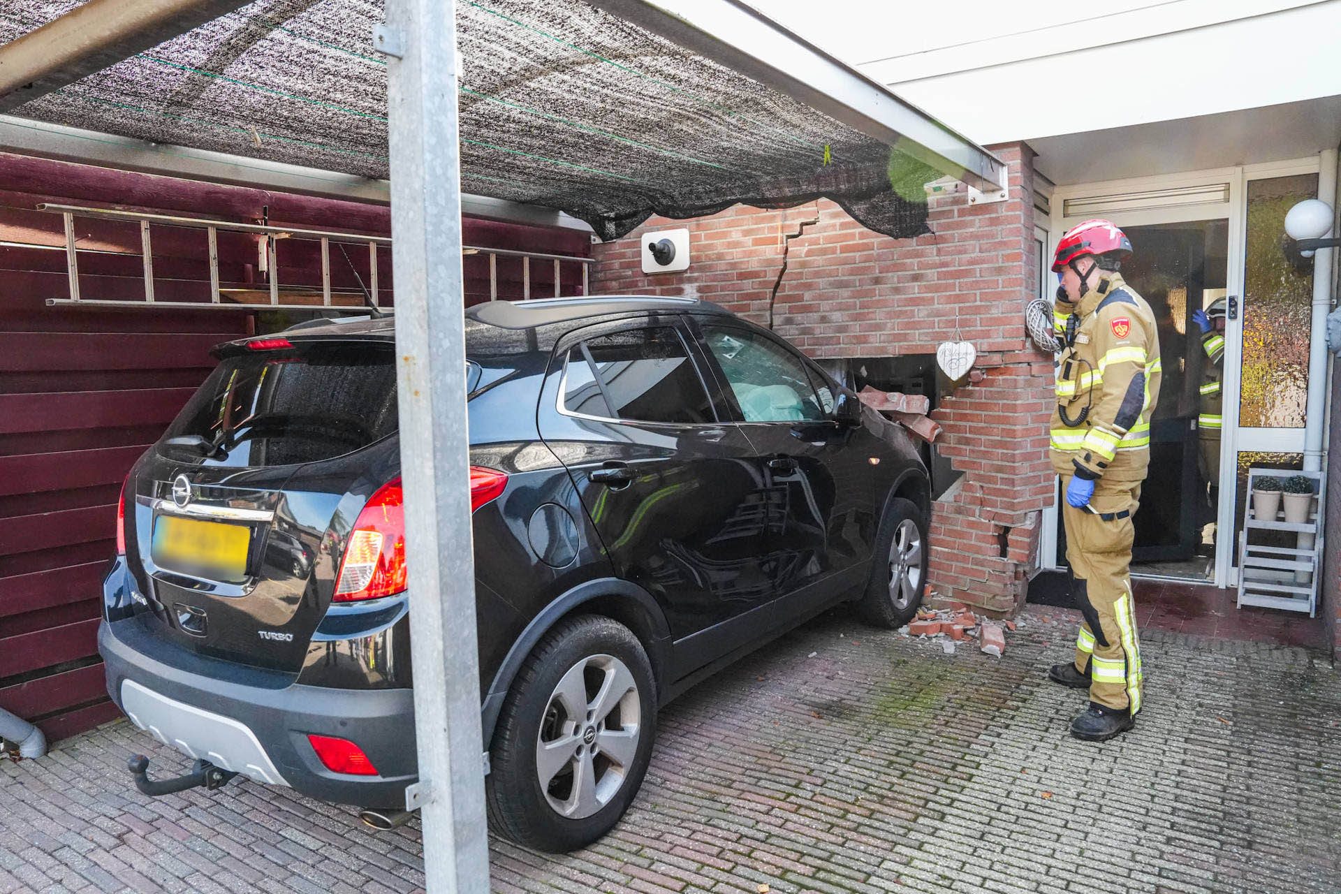 NOORDERNIEUWS_20261015_Auto_knalt_tegen_woning_en_rijdt_gevel_eruit_in_Klazienaveen_4 - 112 Nederland