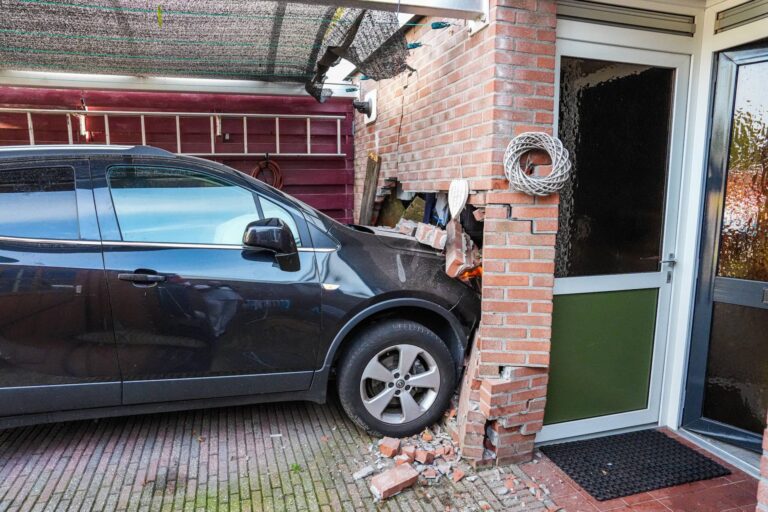 Auto rijdt tegen woning, muur zwaar beschadigd