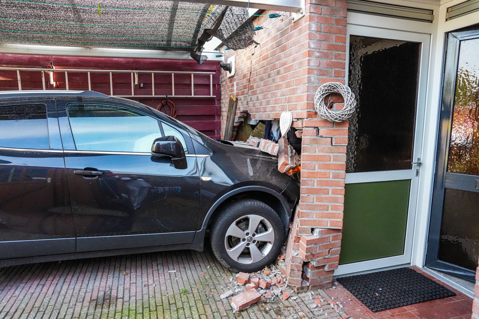 NOORDERNIEUWS_20261015_Auto_knalt_tegen_woning_en_rijdt_gevel_eruit_in_Klazienaveen_6 - 112 Nederland