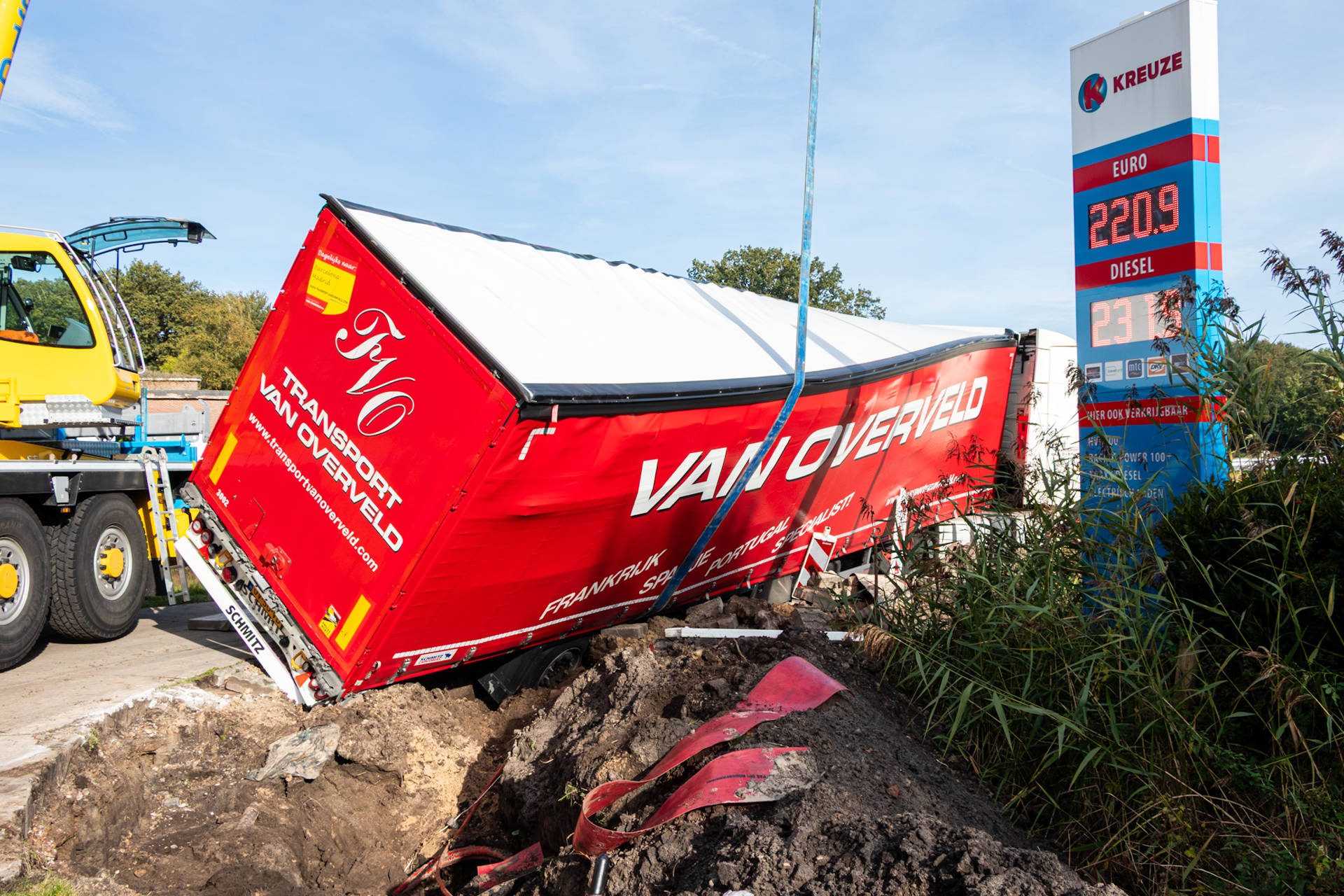 NOORDERNIEUWS_20261015_Vrachtwagen_met_30_ton_stro_belandt_in_berm_in_Havelte_5 - 112 Nederland