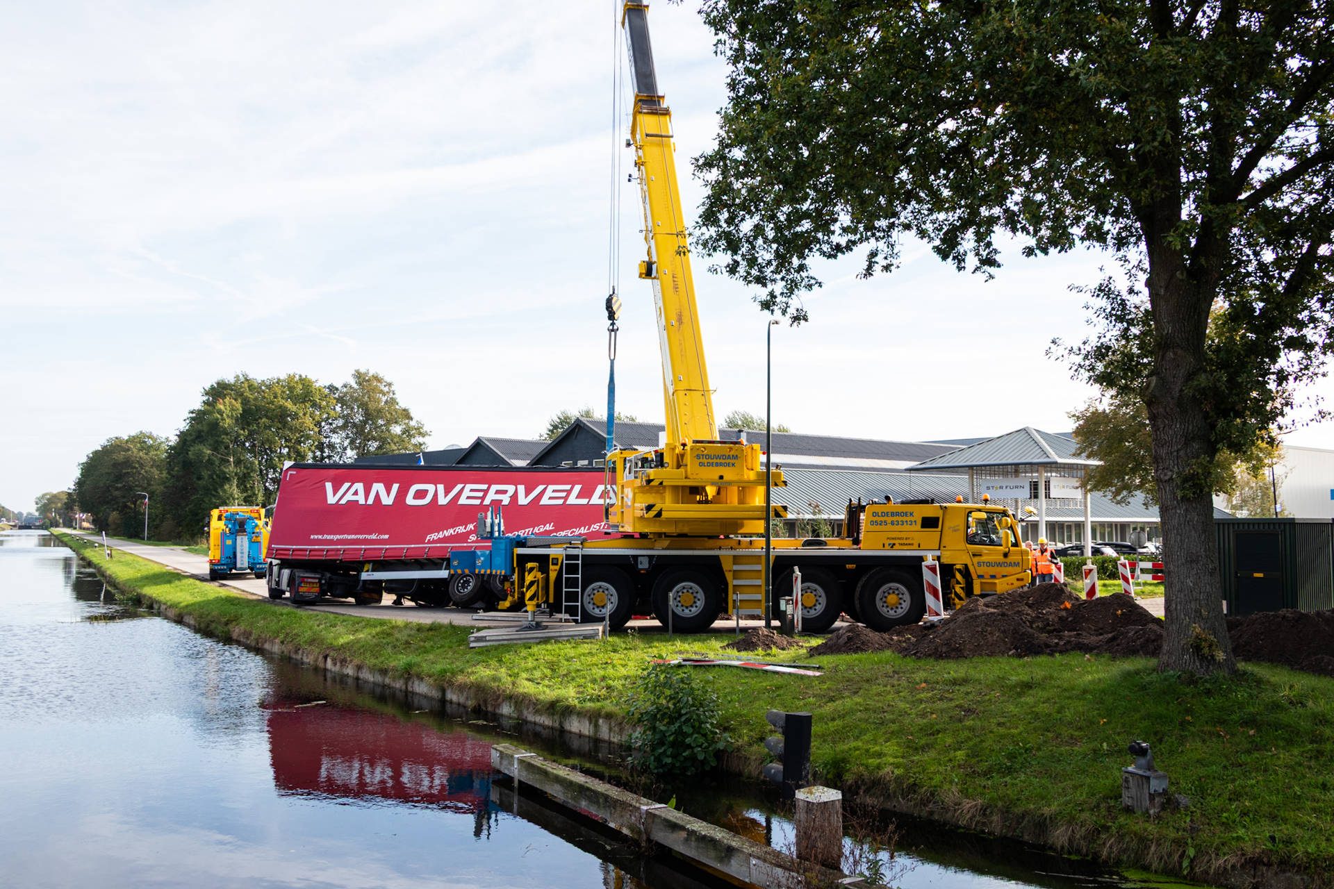 NOORDERNIEUWS_20261015_Vrachtwagen_met_30_ton_stro_belandt_in_berm_in_Havelte_7 - 112 Nederland