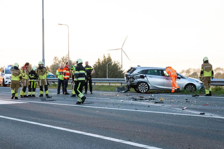 UPDATE: Snelweg volledig dicht na botsing, drie mensen gewond