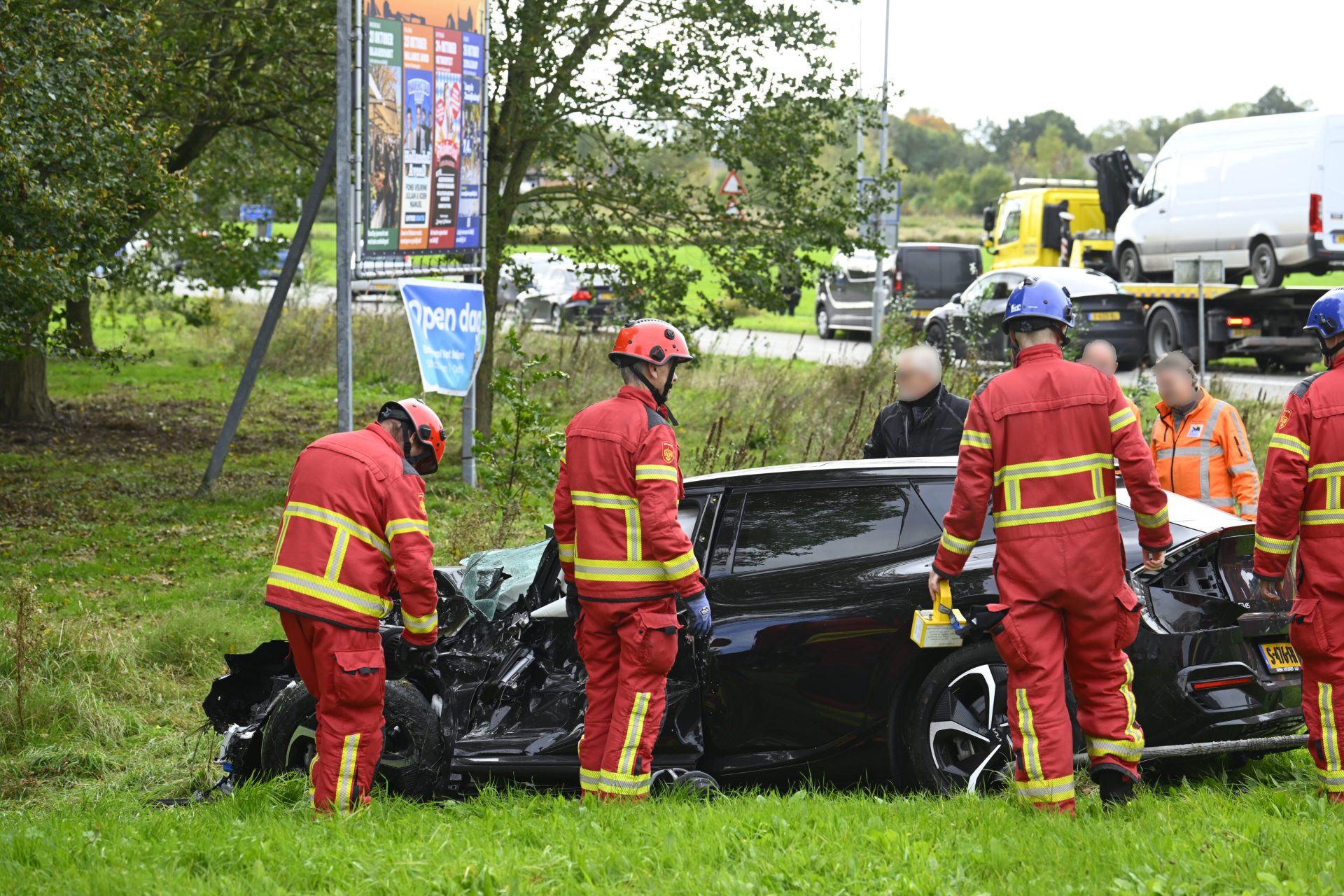 Auto na botsing met vrachtwagen deels in sloot, bestuurder gewond; chauffeur positief bij drugstest