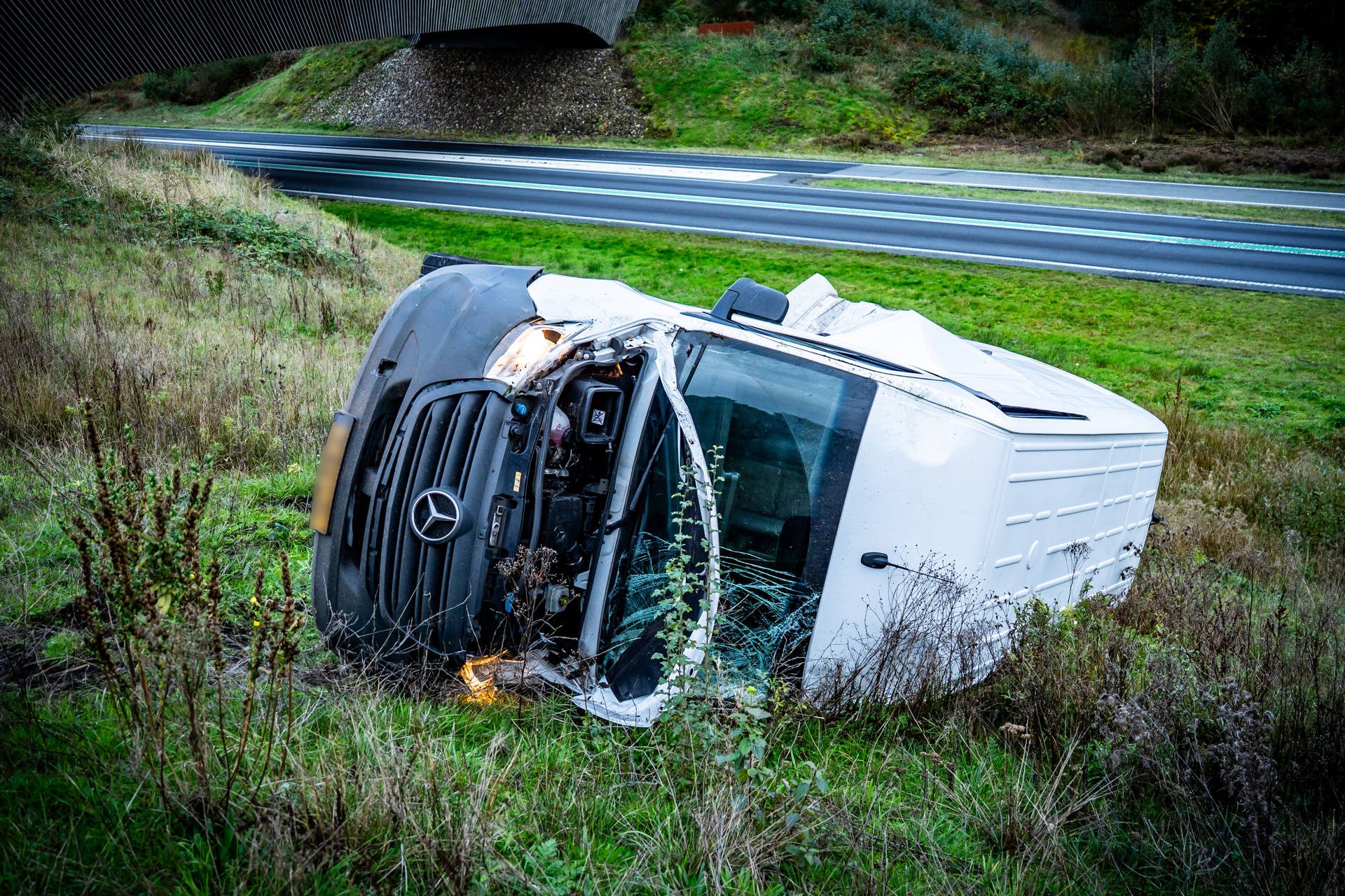 Bestelbus slaat meerdere keren over de kop bij viaduct