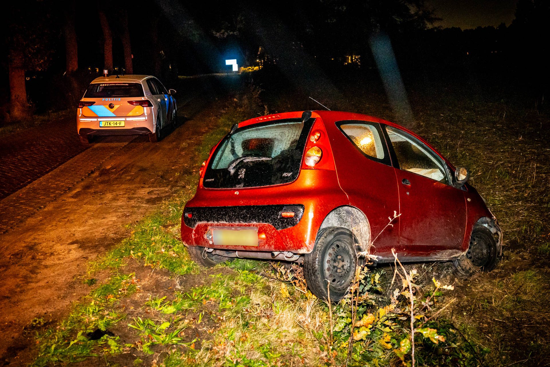 NOORDERNIEUWS_20261024_Auto_gelanceerd_over_grondwal_en_in_sloot_beland_bij_Beilen_1 - 112 Nederland