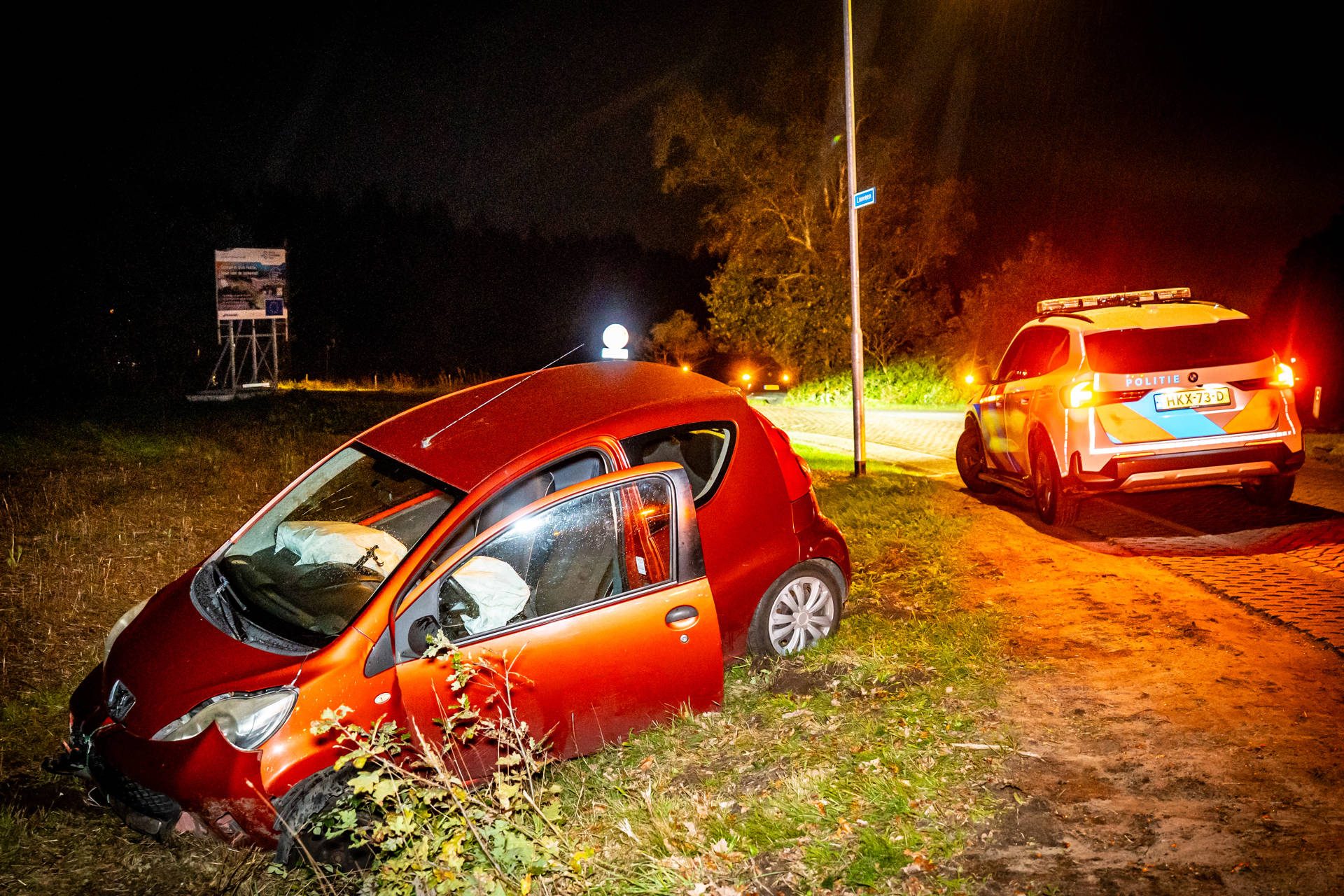 NOORDERNIEUWS_20261024_Auto_gelanceerd_over_grondwal_en_in_sloot_beland_bij_Beilen_9 - 112 Nederland