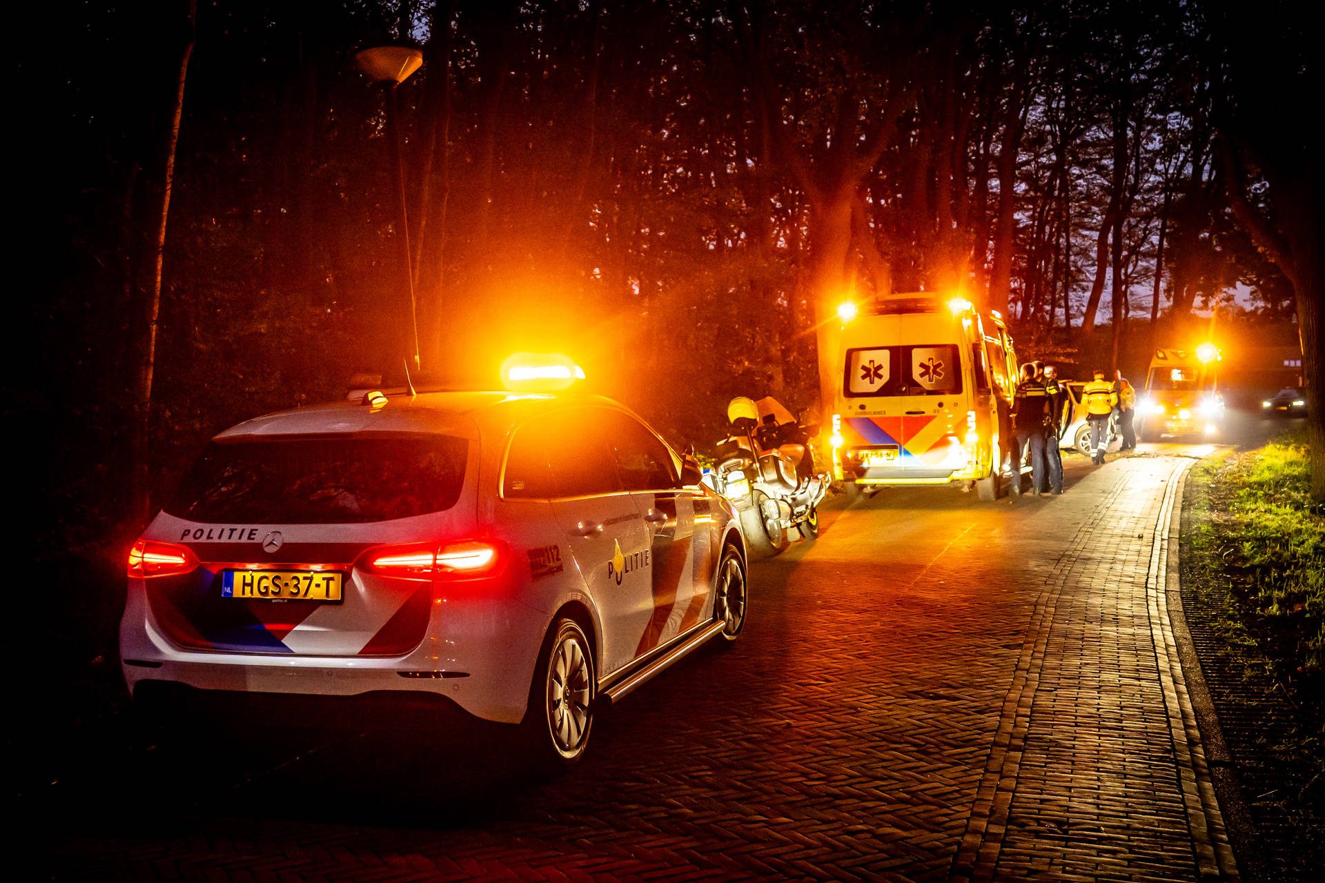 NOORDERNIEUWS_20261030_Echtpaar_botst_met_auto_tegen_boom_vrouw_naar_ziekenhuis_3 - 112 Nederland