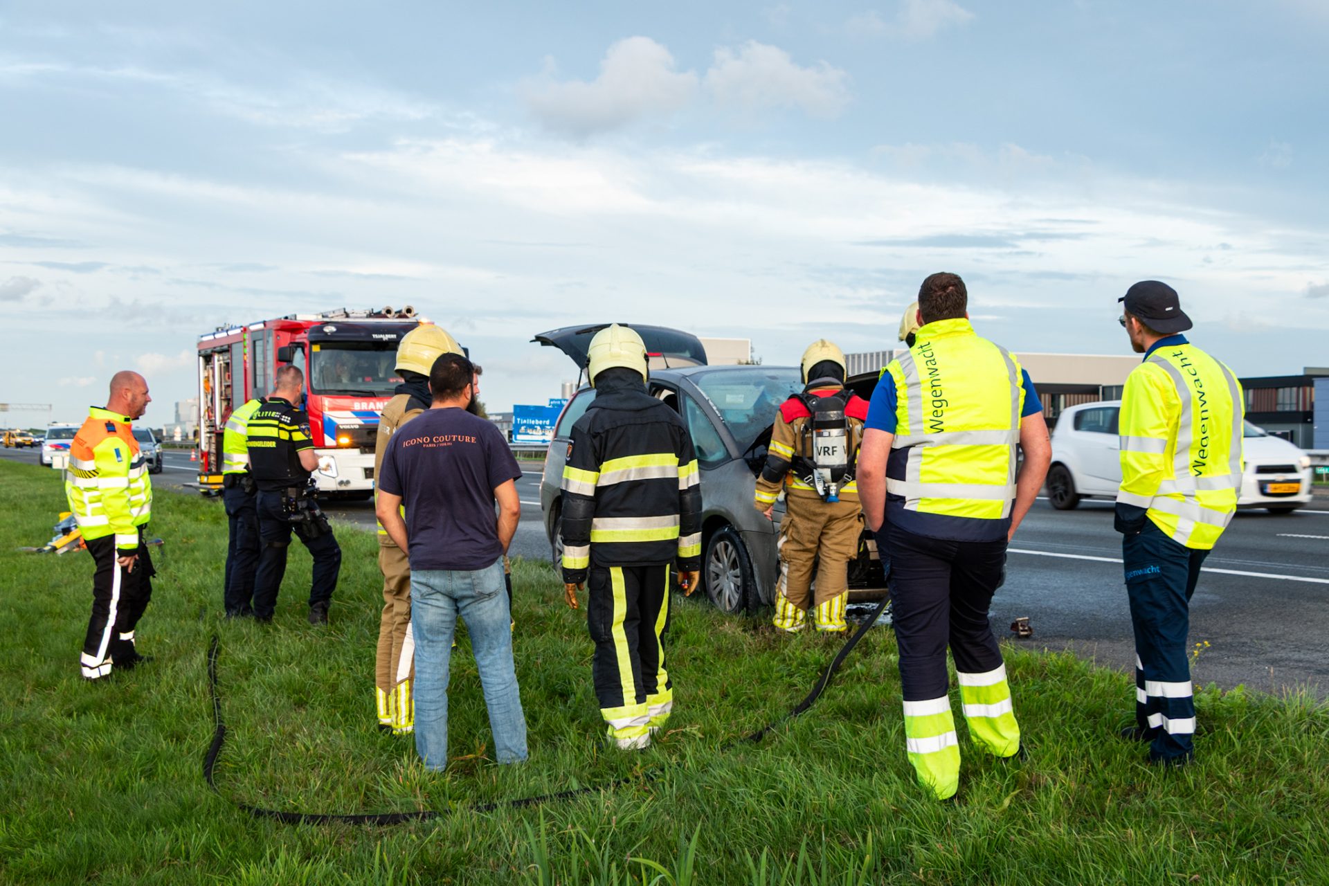 Auto vliegt tijdens rijden in brand, vrachtwagenchauffeurs helpen blussen
