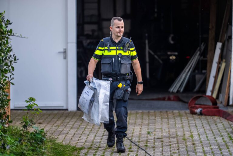 Politie ontdekt hennepkwekerij bij woning en neemt voertuigen mee