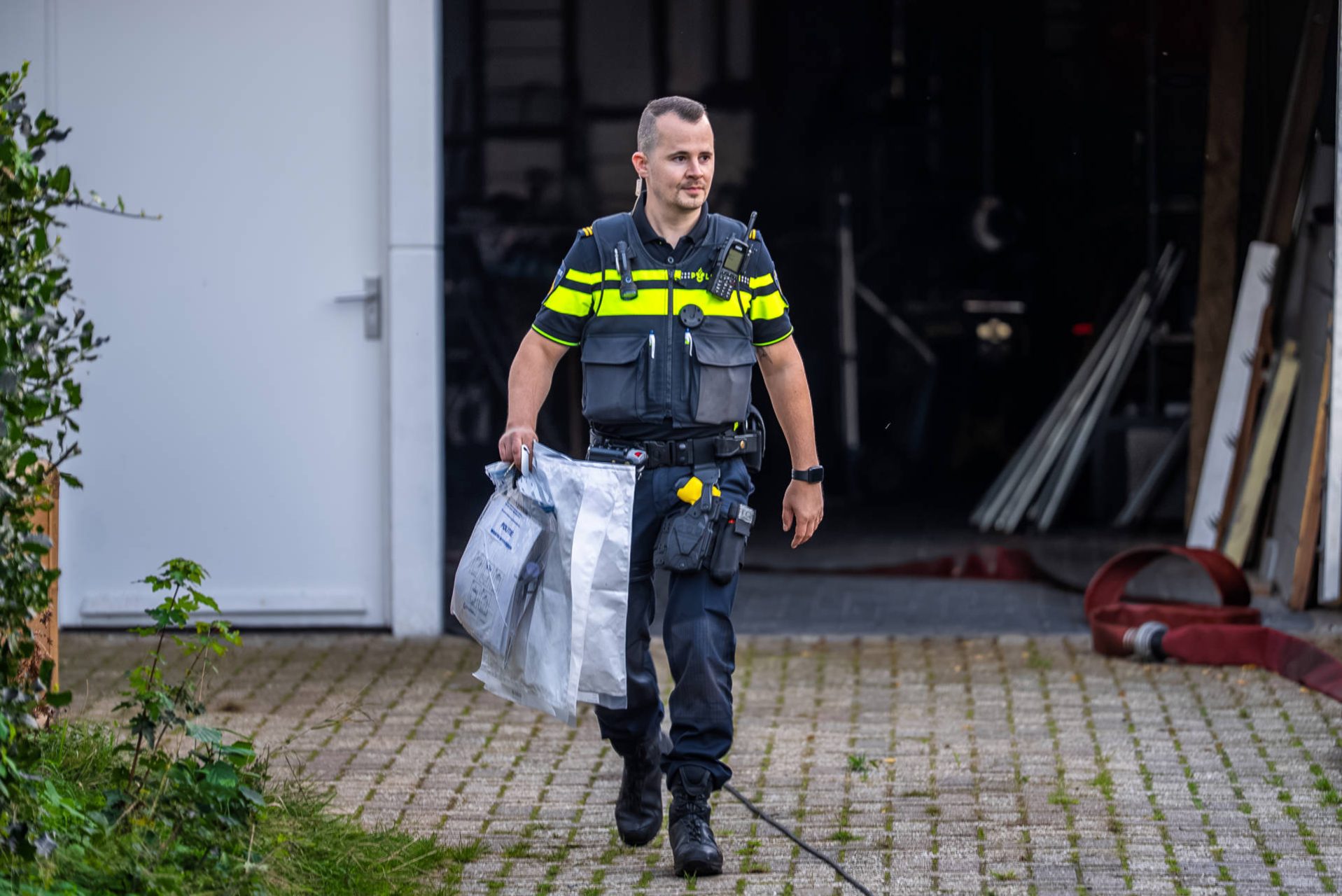 Politie ontdekt hennepkwekerij bij woning en neemt voertuigen mee