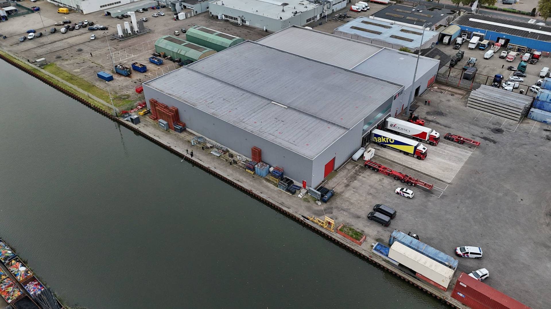 Overleden persoon aangetroffen in water, politie onderzoekt omstandigheden