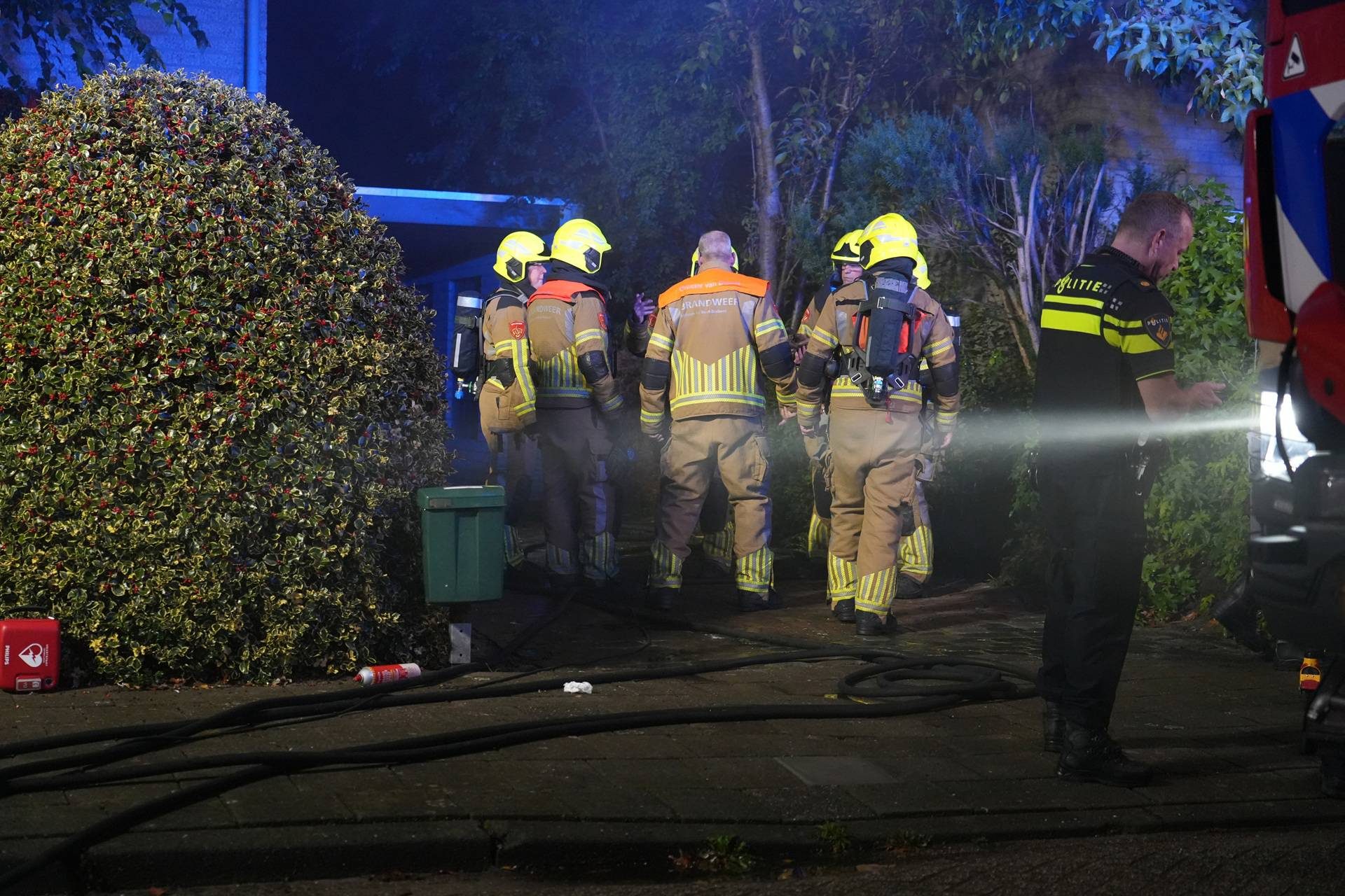 Hoogbejaarde bewoonster uit brandende woning gehaald