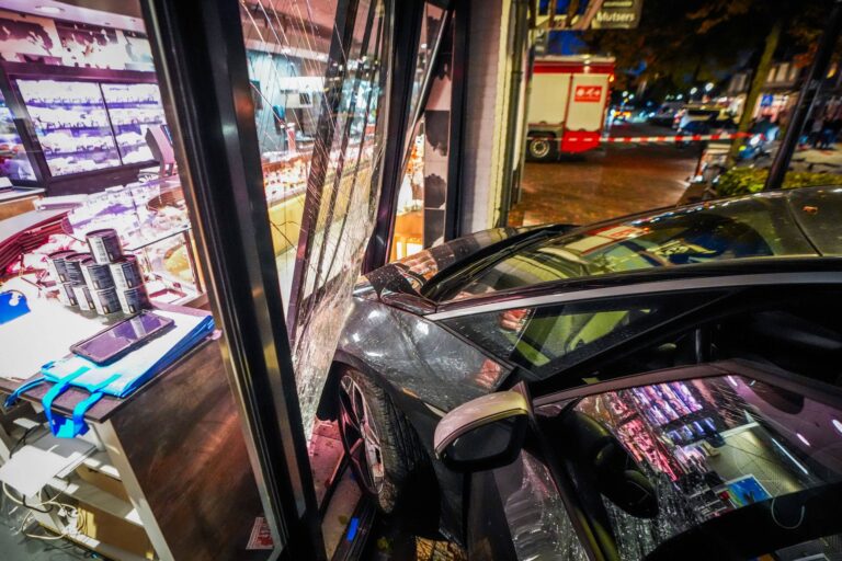 Auto rijdt door gevel van slagerij in centrum