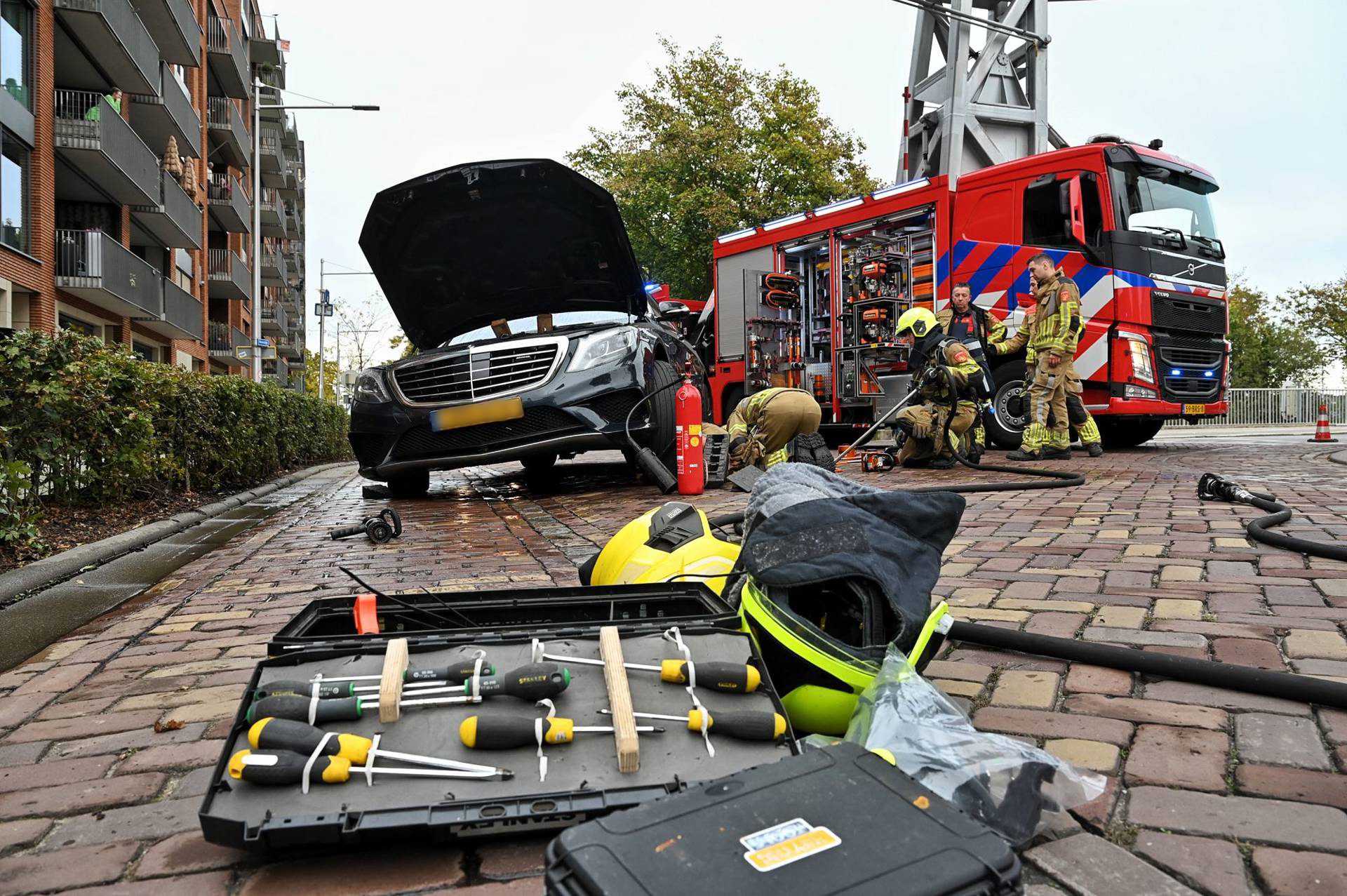 Mercedes-AMG met V8 vliegt in brand, brandweer blust ook onder de auto