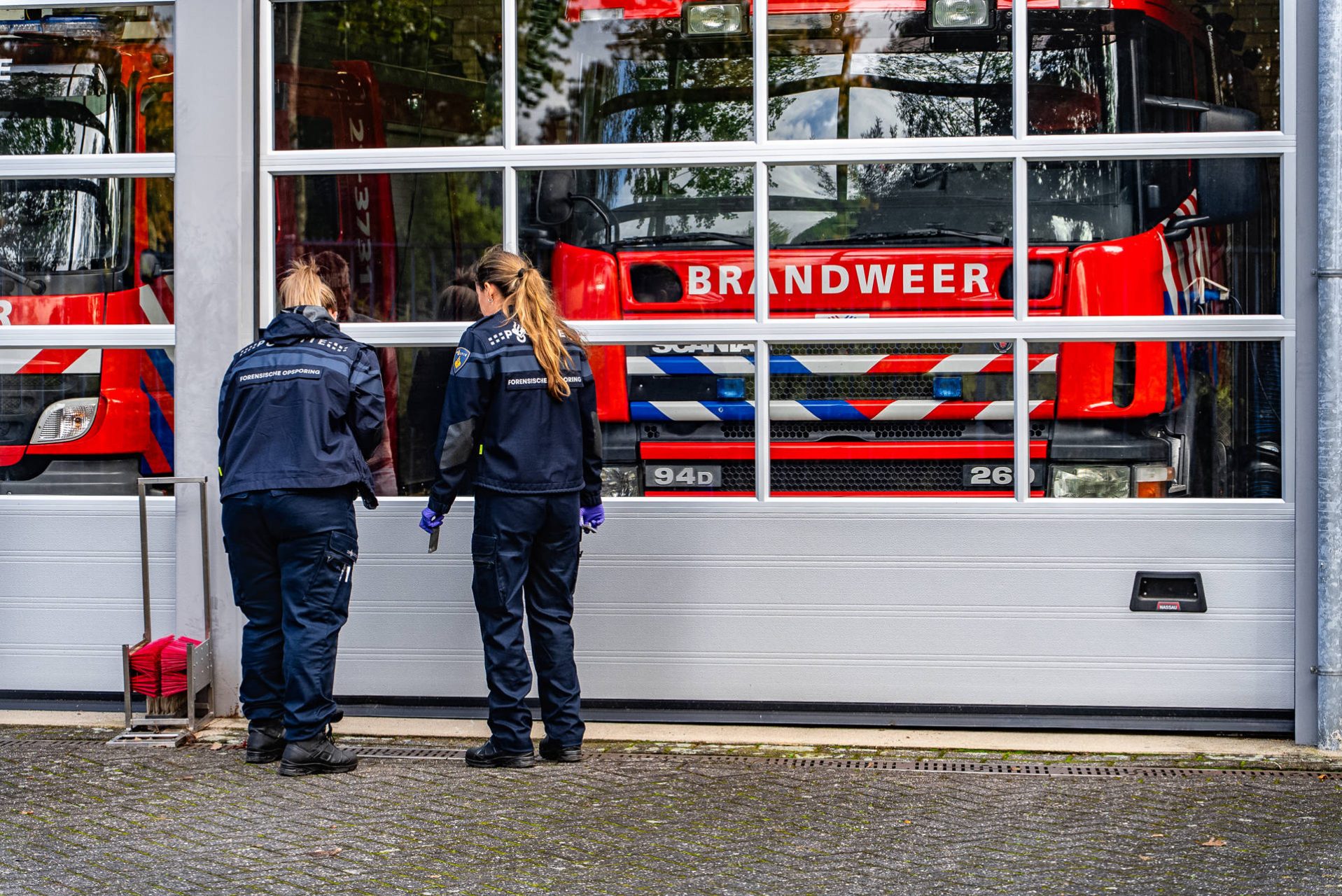 Inbrekers knippen hek open bij brandweerkazerne