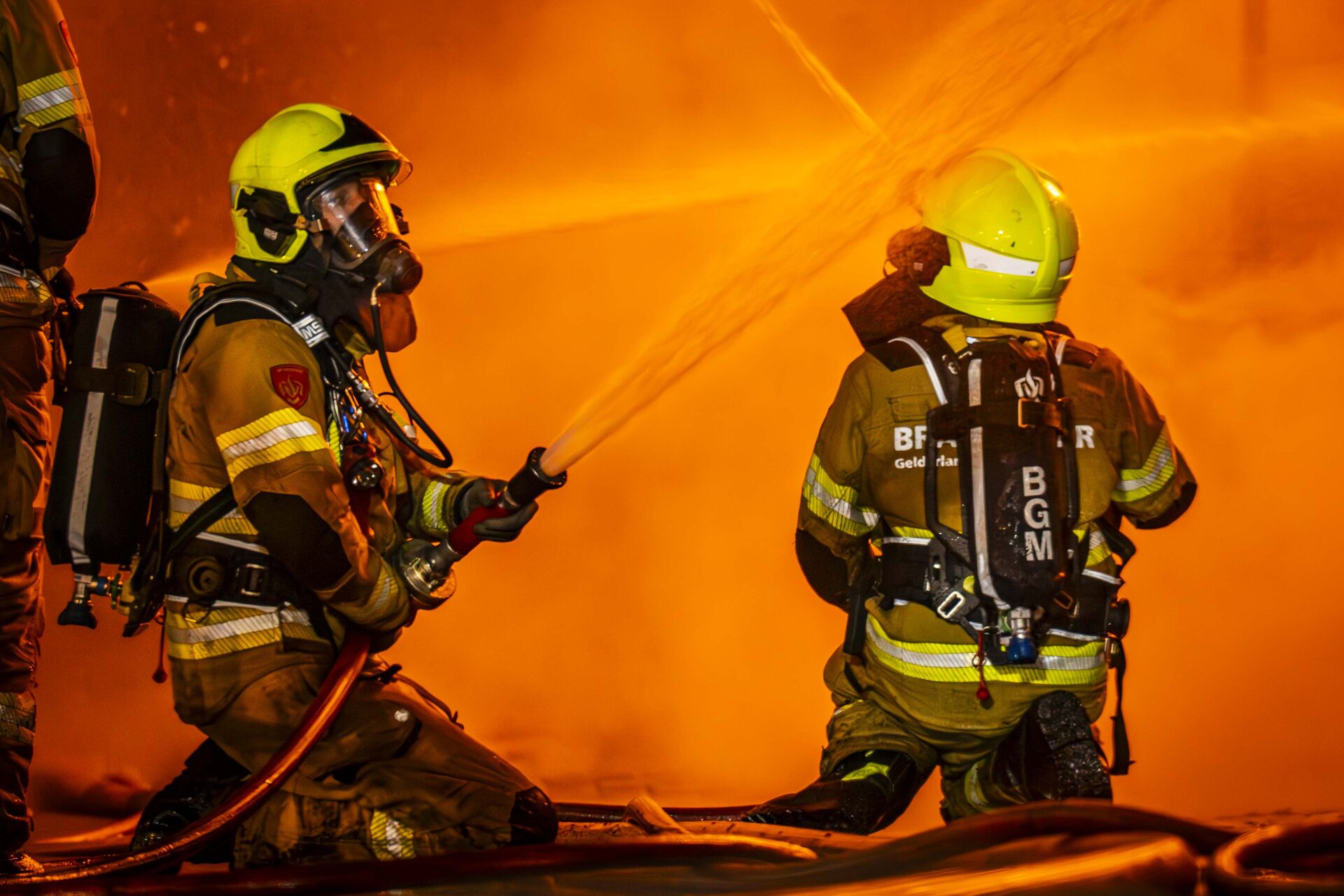 Zeer grote brand in centrum, tien woningen ontruimd