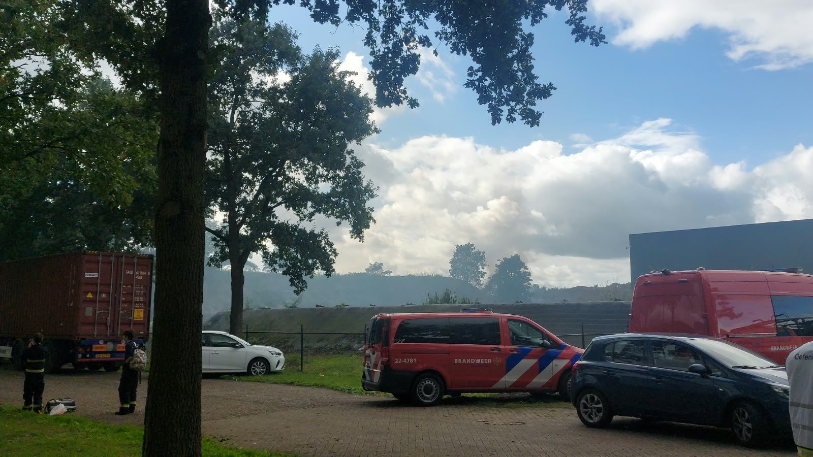Brandweer schaalt op naar grote brand in snoeiafval naast jeugdbrandweerwedstrijden