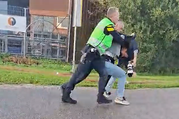 Politie erkent onterecht optreden na hardhandig wegslepen journalist bij loodsbrand