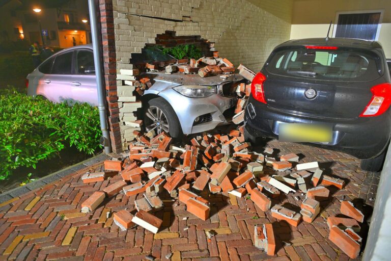 Auto rijdt dwars door muur van carport