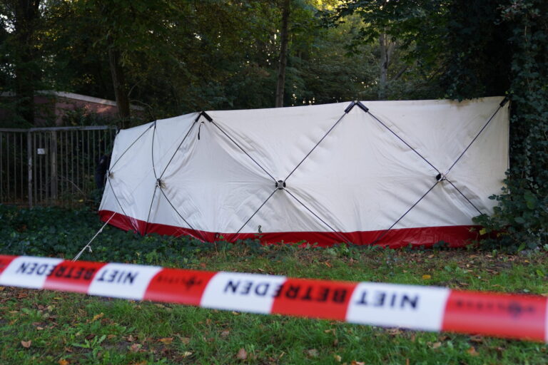 Dode aangetroffen in sloot, politie doet onderzoek