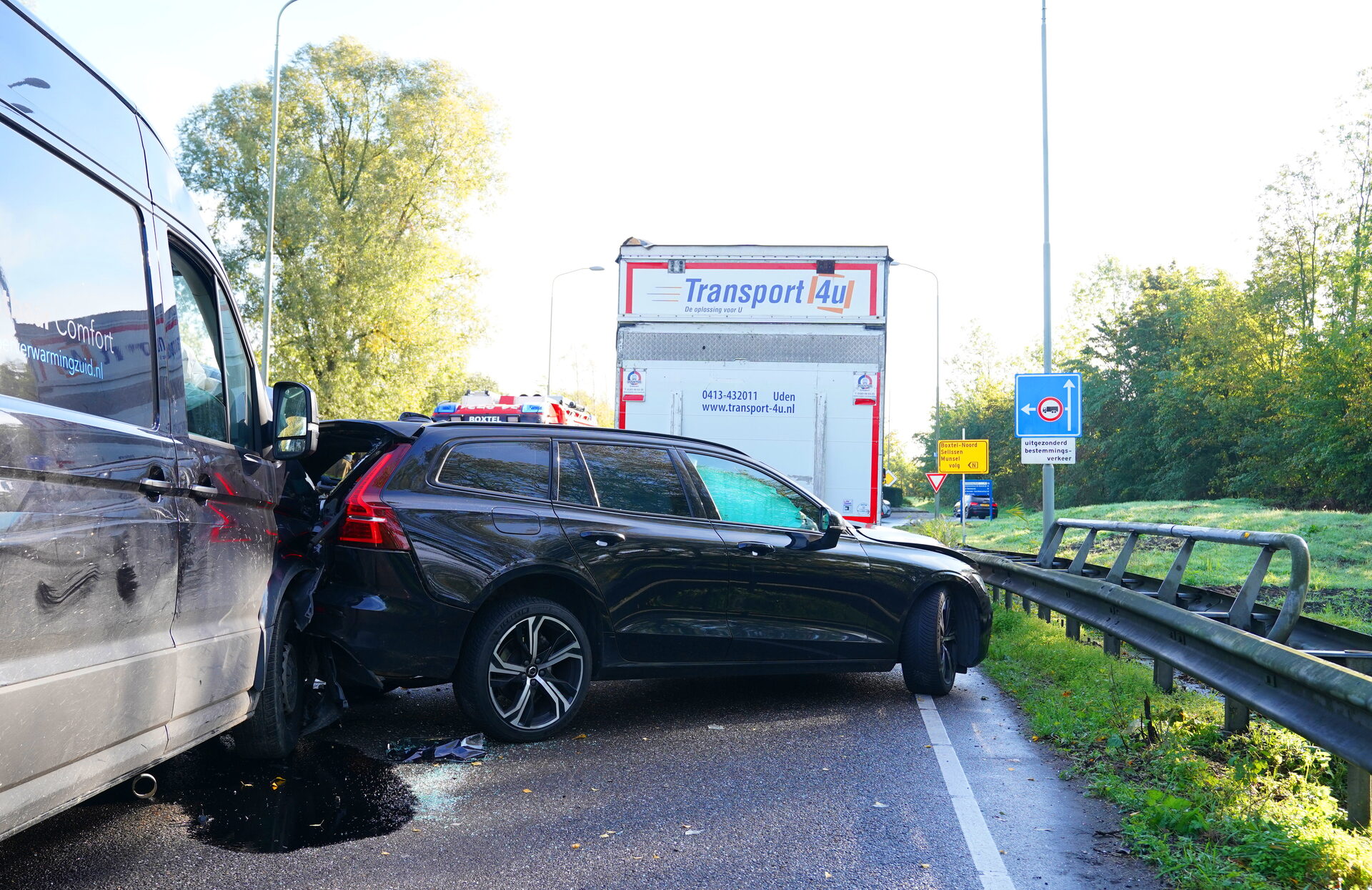 Bestelbus knalt op stilstaande auto door laagstaande zon