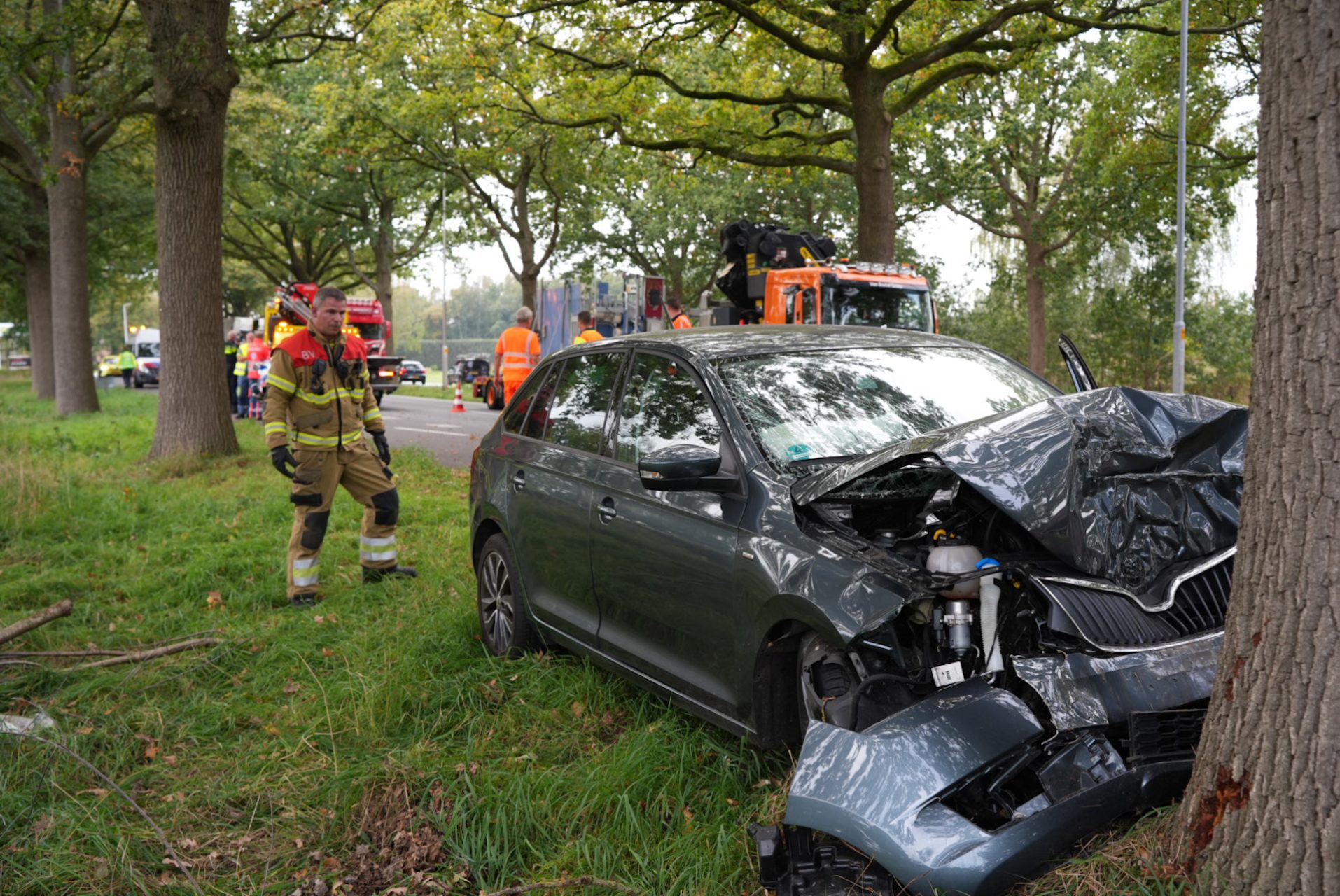73-jarige automobiliste ernstig gewond na botsing met boom, traumahelikopter ingezet