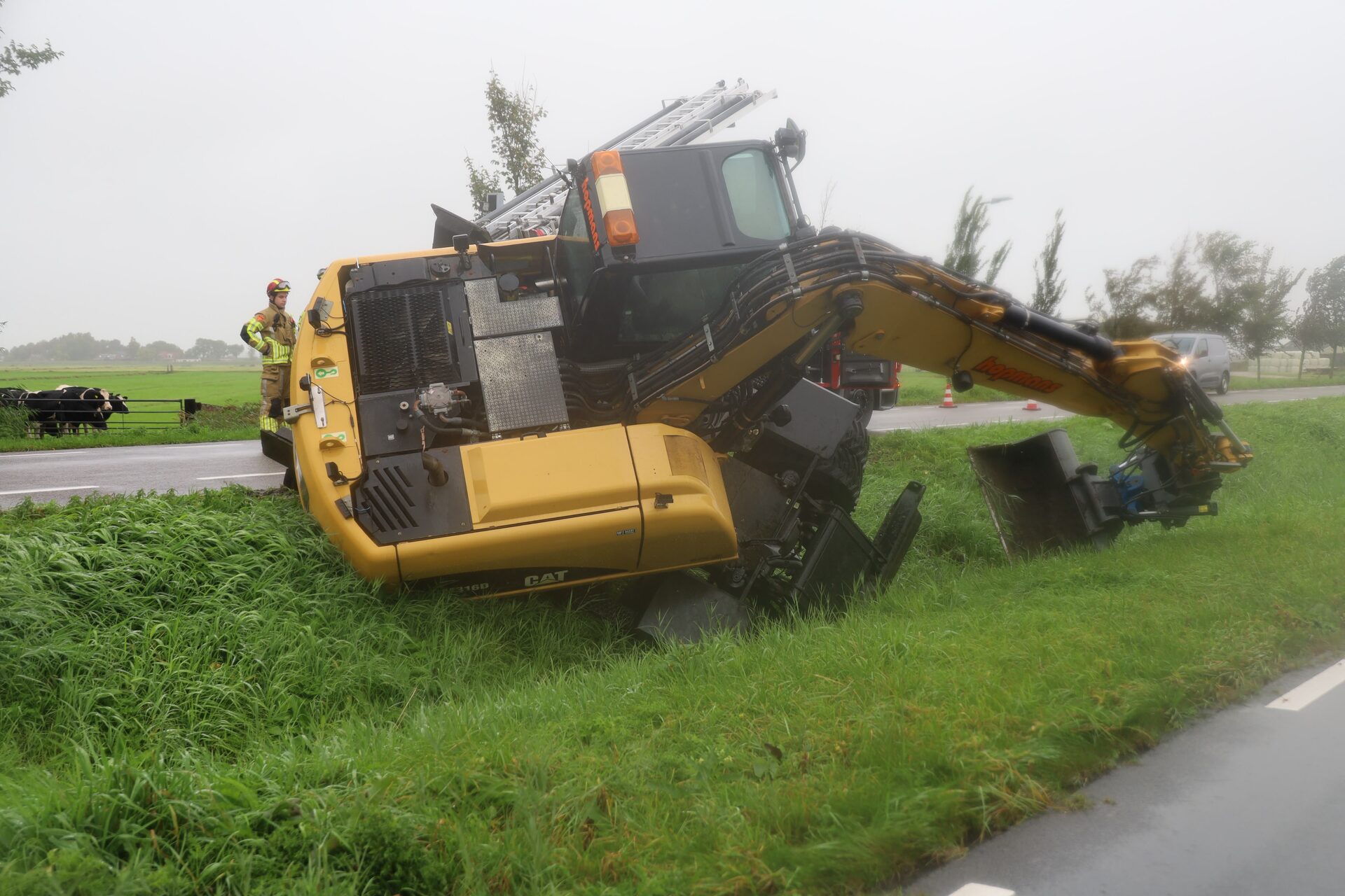 Graafmachine raakt van de weg