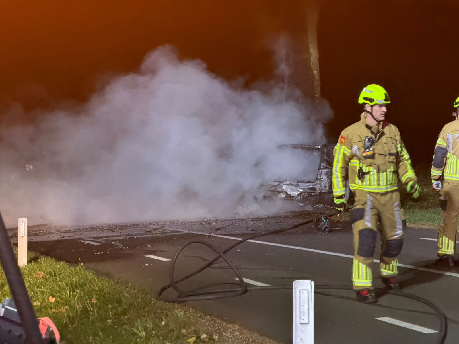 Auto volledig uitgebrand na botsing tegen boom in Doenrade