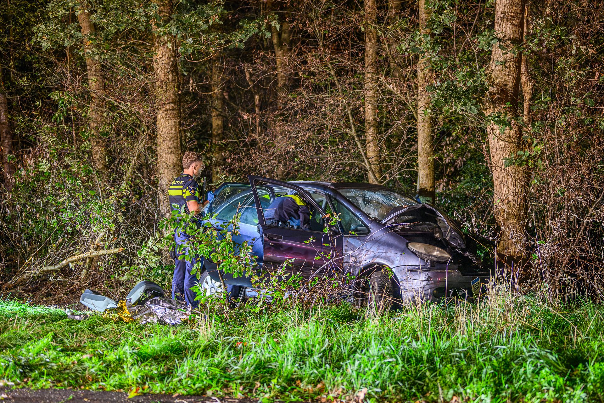 Auto crasht tegen boom langs snelweg, twee gewonden