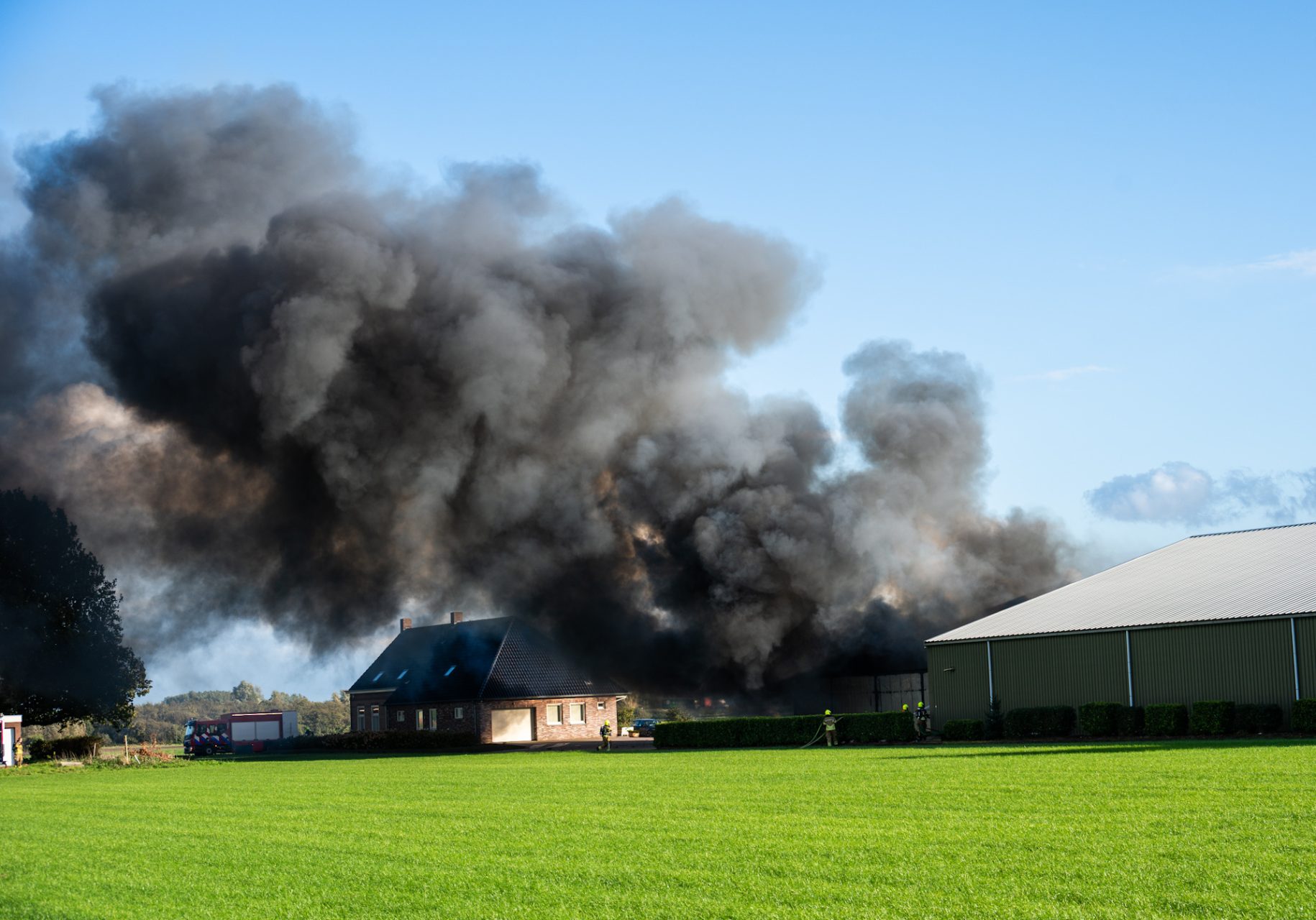 Grote rookwolken bij brand in agrarisch pand